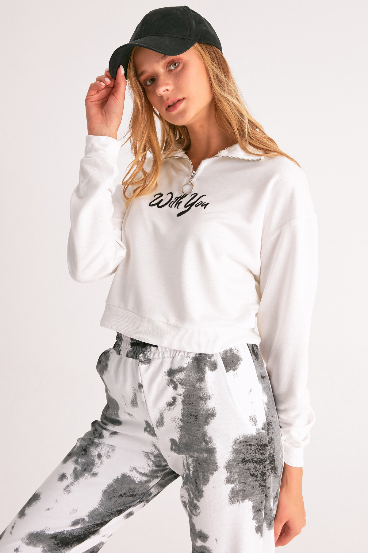 Yarım Fermuarlı Nakışlı Sweatshirt