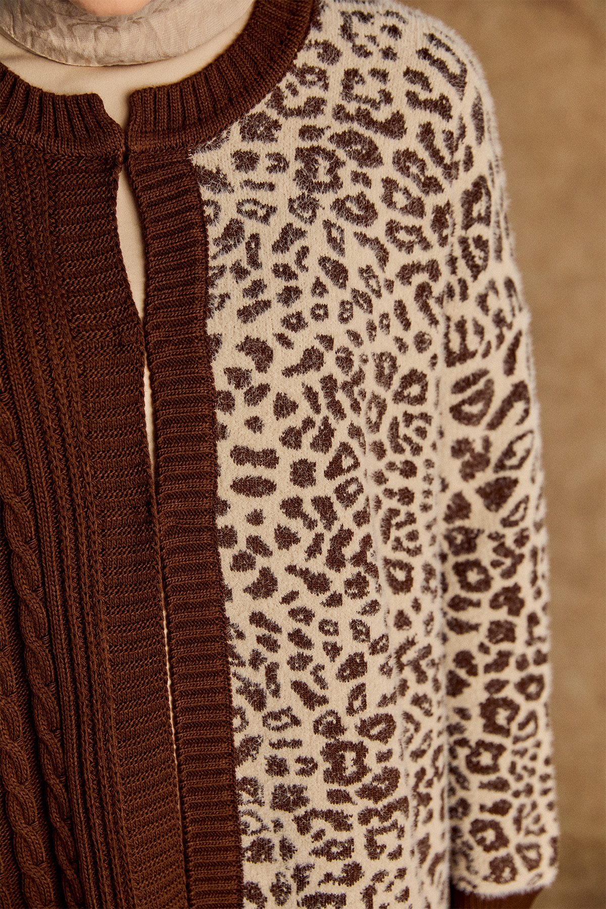 Leoparlı Kopçalı Uzun Triko Hırka, Tesettür Giyim