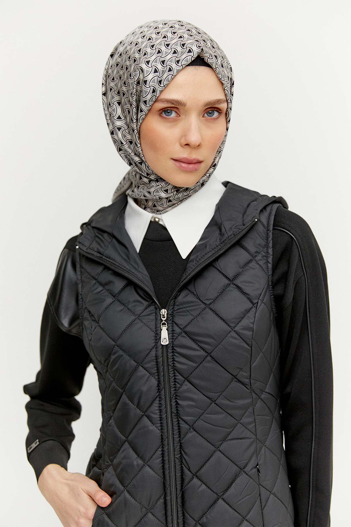 Kapüşonlu Baklava Desenli Kapitone Yelek, Tesettür Giyim