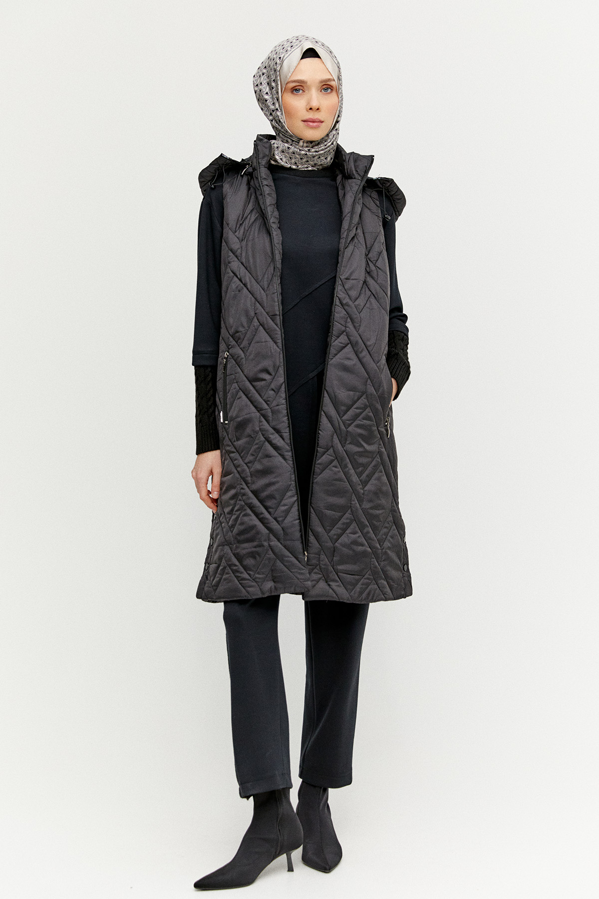 Seyyar Kapüşonlu Desenli Kapitone Yelek, Tesettür Giyim