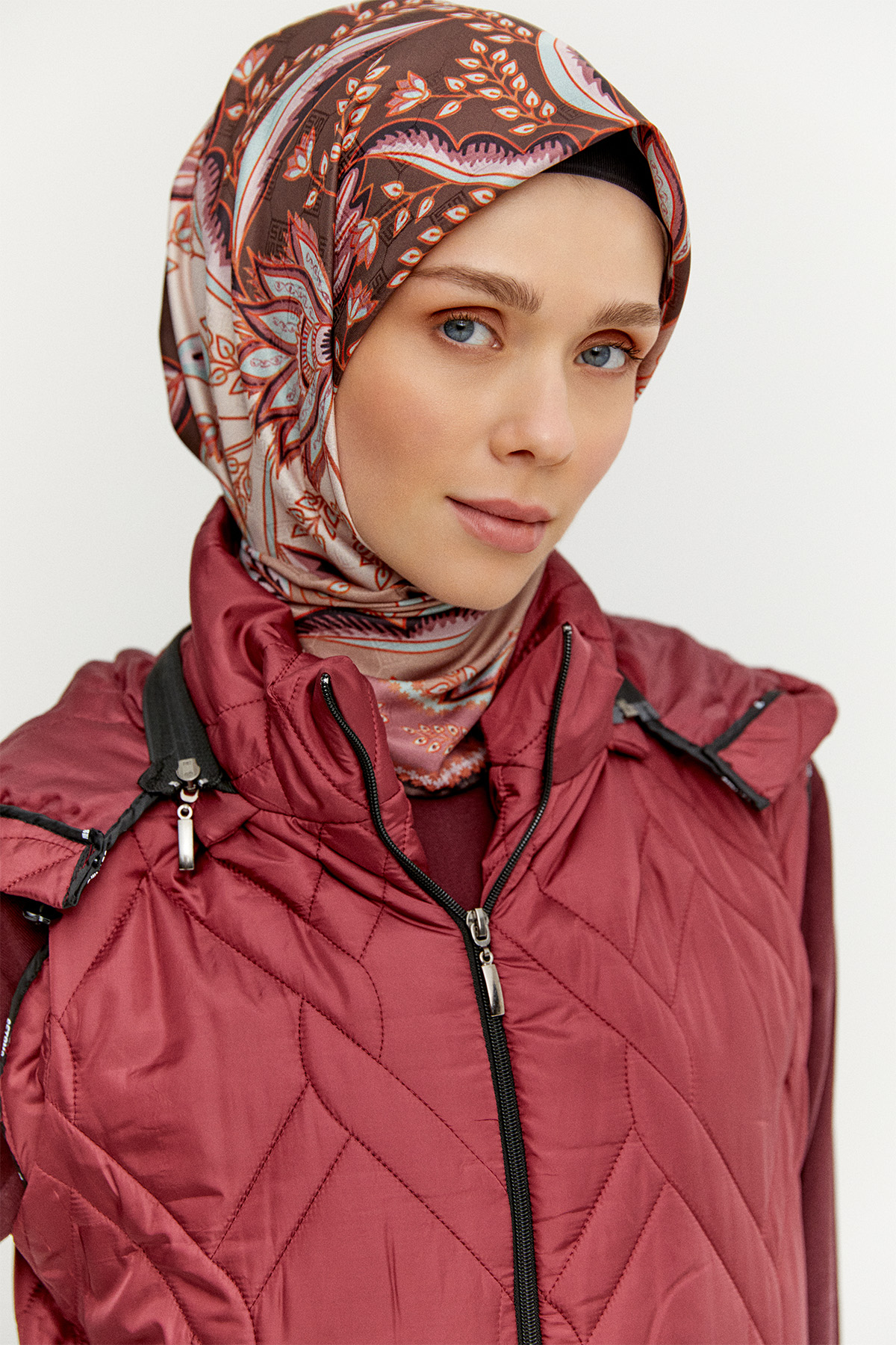 Seyyar Kapüşonlu Desenli Kapitone Yelek, Tesettür Giyim