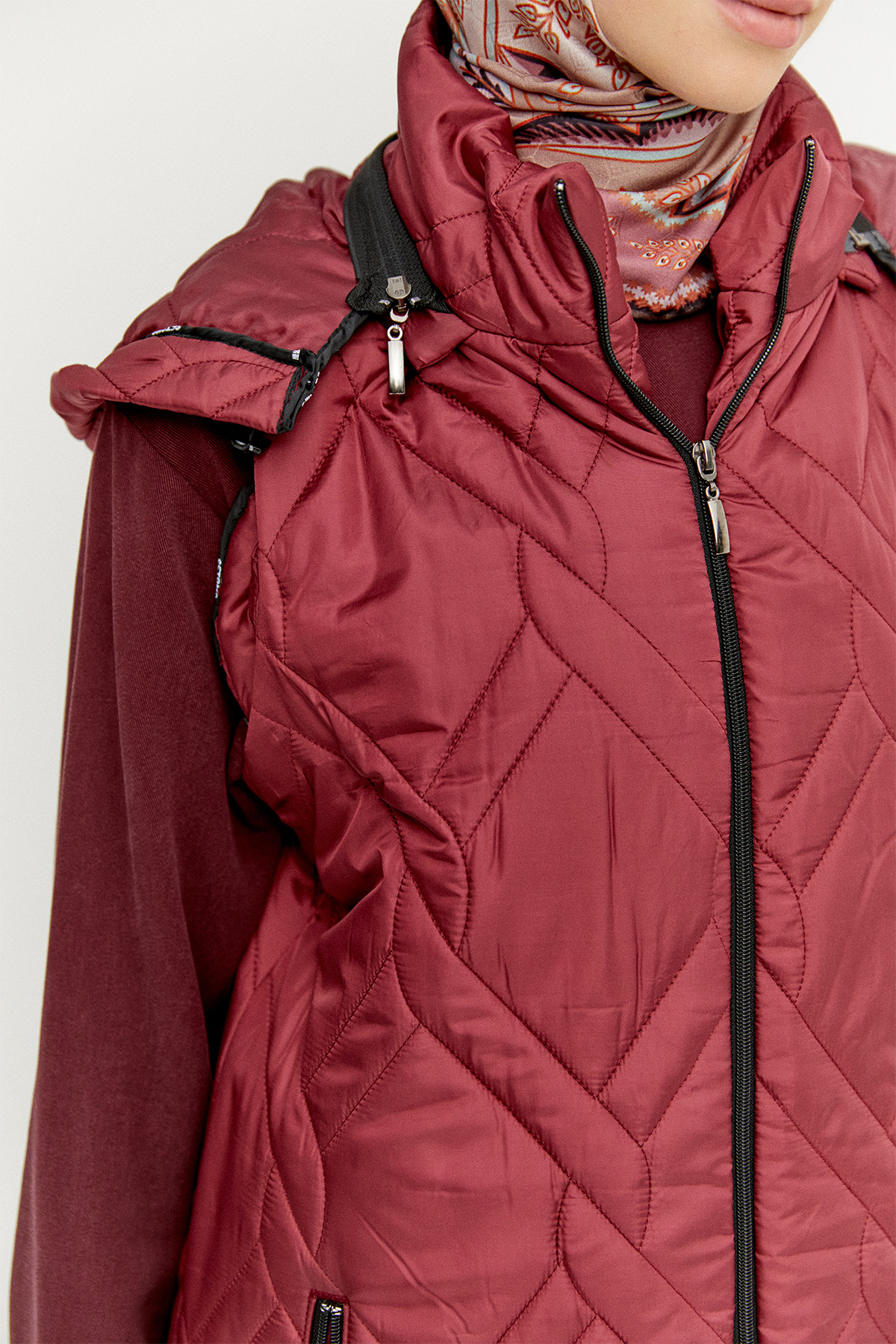 Seyyar Kapüşonlu Desenli Kapitone Yelek, Tesettür Giyim