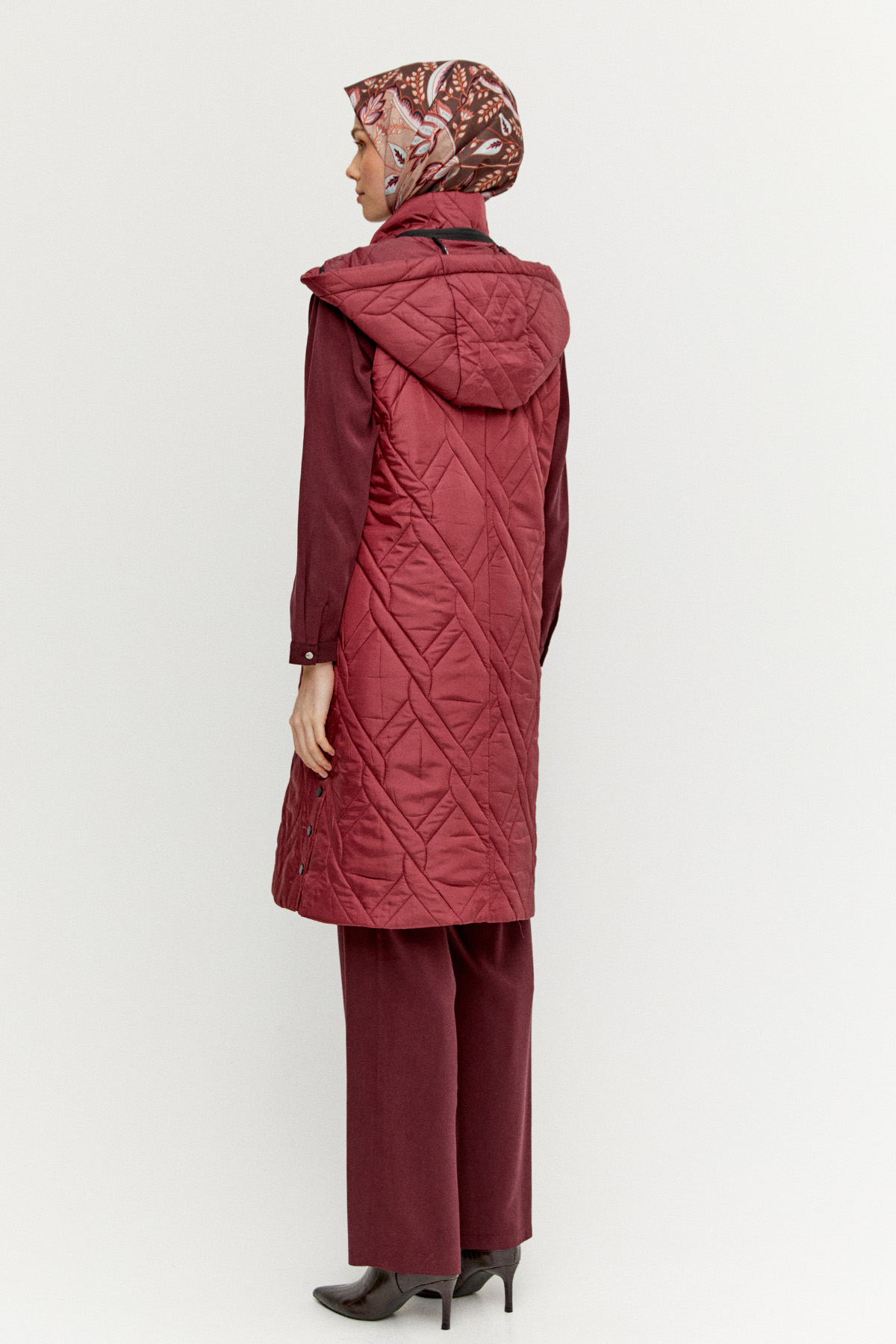 Seyyar Kapüşonlu Desenli Kapitone Yelek, Tesettür Giyim